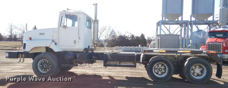 image for item DD8977 1995 International Paystar 5000 truck cab and chassis