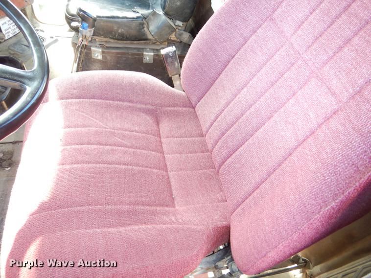 image for item DD8977 1995 International Paystar 5000 truck cab and chassis