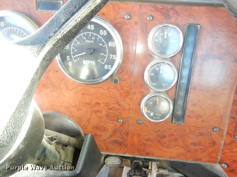 image for item DD8977 1995 International Paystar 5000 truck cab and chassis