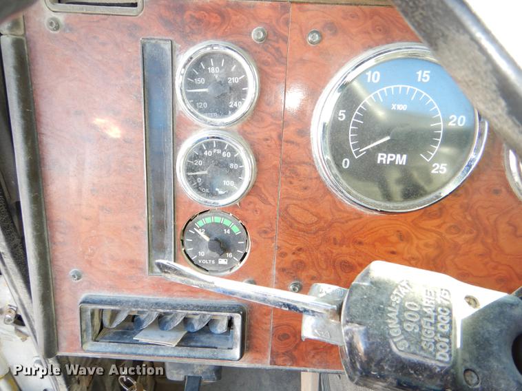 image for item DD8977 1995 International Paystar 5000 truck cab and chassis