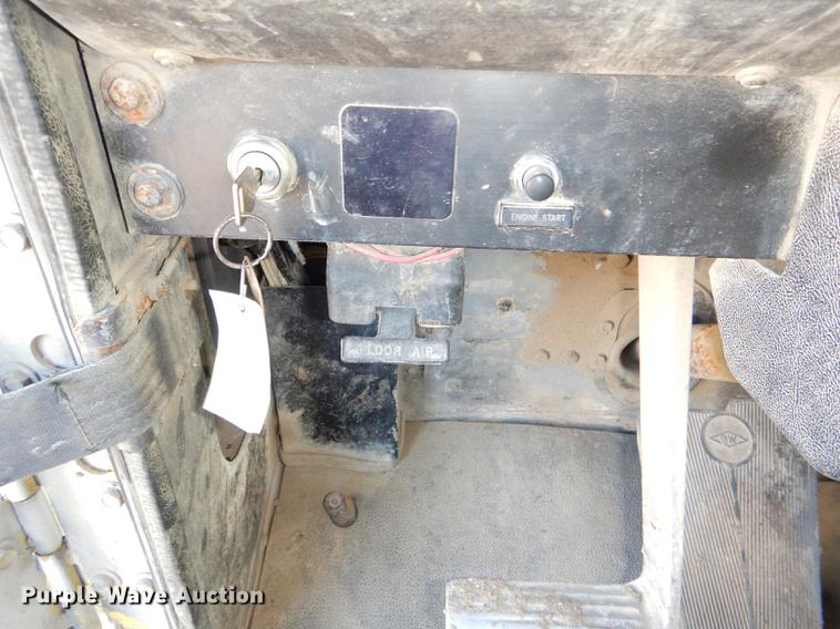 image for item DD8977 1995 International Paystar 5000 truck cab and chassis