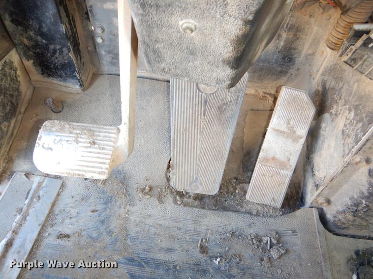 image for item DD8977 1995 International Paystar 5000 truck cab and chassis