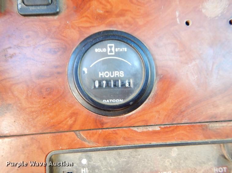 image for item DD8977 1995 International Paystar 5000 truck cab and chassis