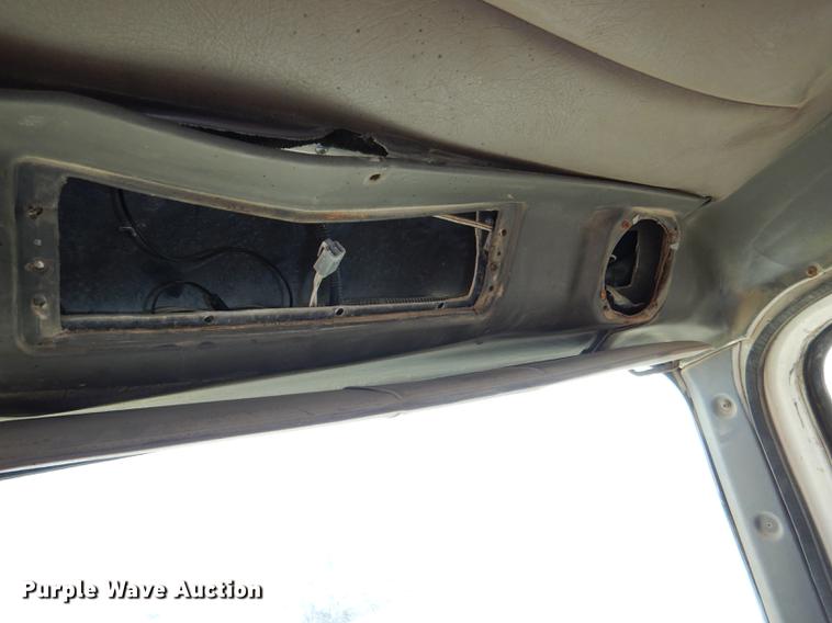 image for item DD8977 1995 International Paystar 5000 truck cab and chassis