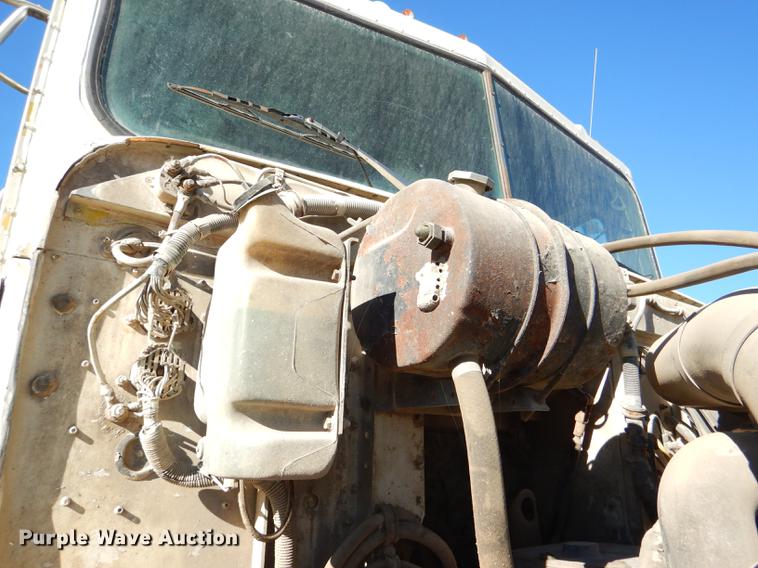 image for item DD8977 1995 International Paystar 5000 truck cab and chassis