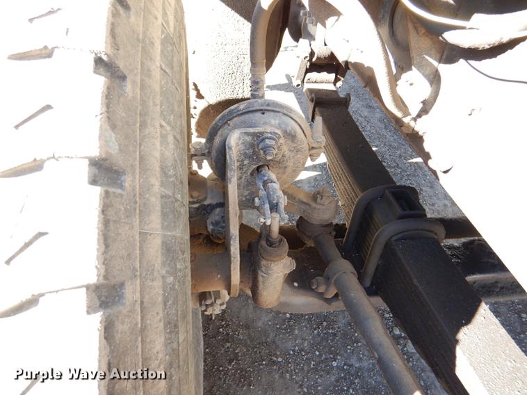 image for item DD8977 1995 International Paystar 5000 truck cab and chassis