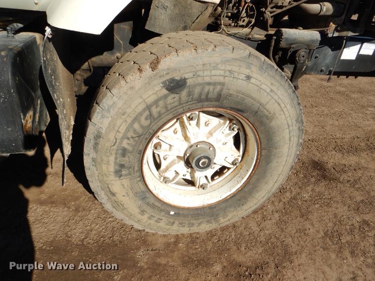 image for item DD8977 1995 International Paystar 5000 truck cab and chassis