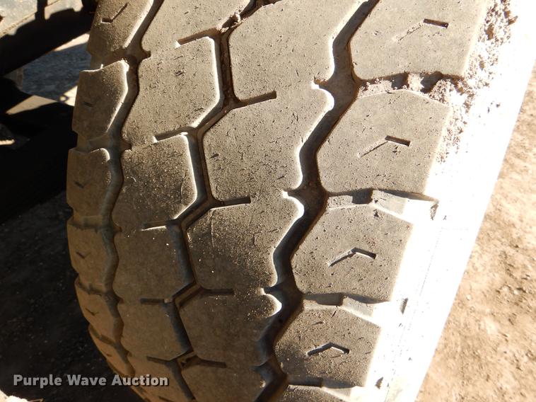 image for item DD8977 1995 International Paystar 5000 truck cab and chassis