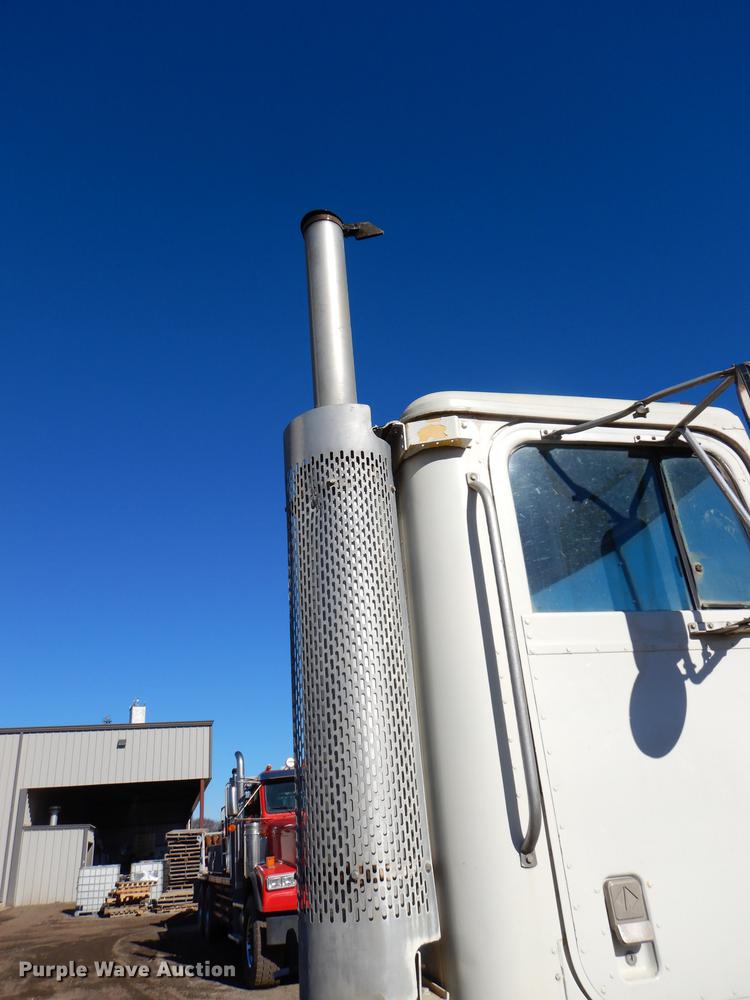 image for item DD8977 1995 International Paystar 5000 truck cab and chassis