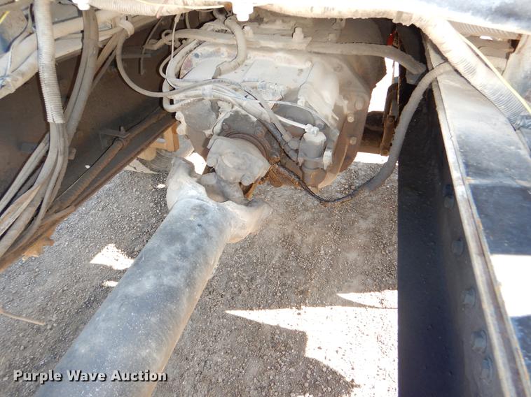 image for item DD8977 1995 International Paystar 5000 truck cab and chassis