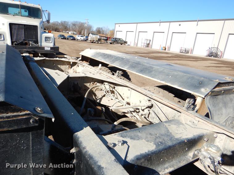 image for item DD8977 1995 International Paystar 5000 truck cab and chassis