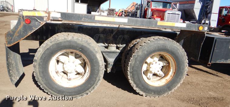 image for item DD8977 1995 International Paystar 5000 truck cab and chassis