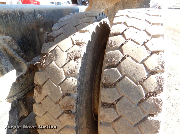 image for item DD8977 1995 International Paystar 5000 truck cab and chassis