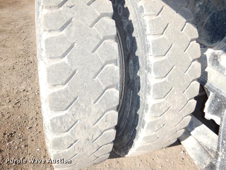 image for item DD8977 1995 International Paystar 5000 truck cab and chassis