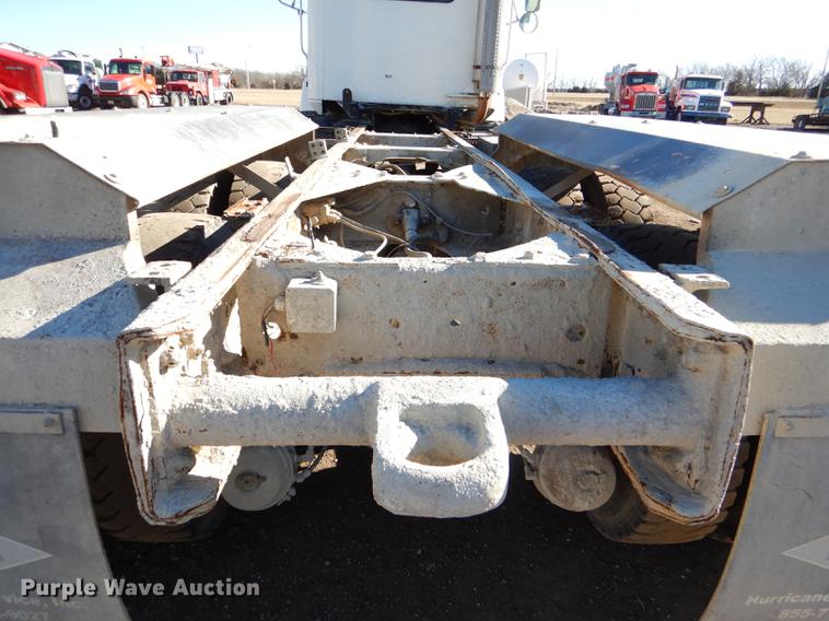 image for item DD8977 1995 International Paystar 5000 truck cab and chassis