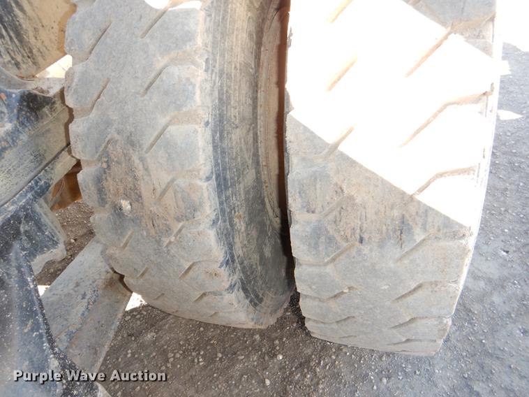 image for item DD8977 1995 International Paystar 5000 truck cab and chassis