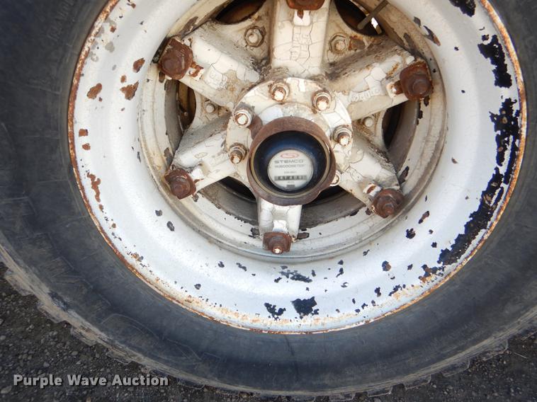 image for item DD8977 1995 International Paystar 5000 truck cab and chassis