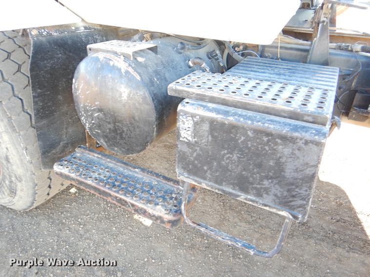 image for item DD8977 1995 International Paystar 5000 truck cab and chassis