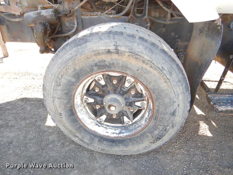 image for item DD8977 1995 International Paystar 5000 truck cab and chassis