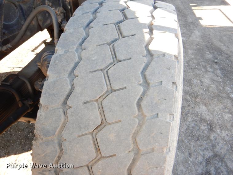 image for item DD8977 1995 International Paystar 5000 truck cab and chassis