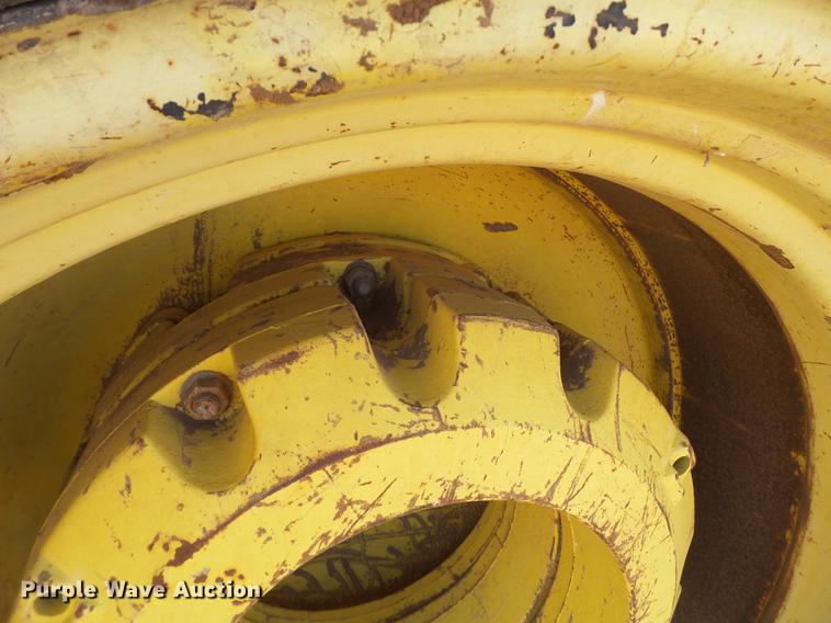 image for item EI9734 2002 John Deere 9520 4WD tractor