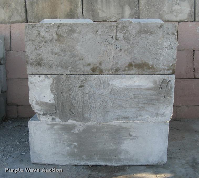image for item G1488 (16) concrete edge bunker block