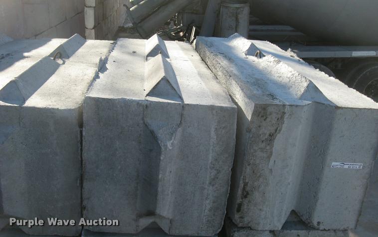 image for item G1488 (16) concrete edge bunker block