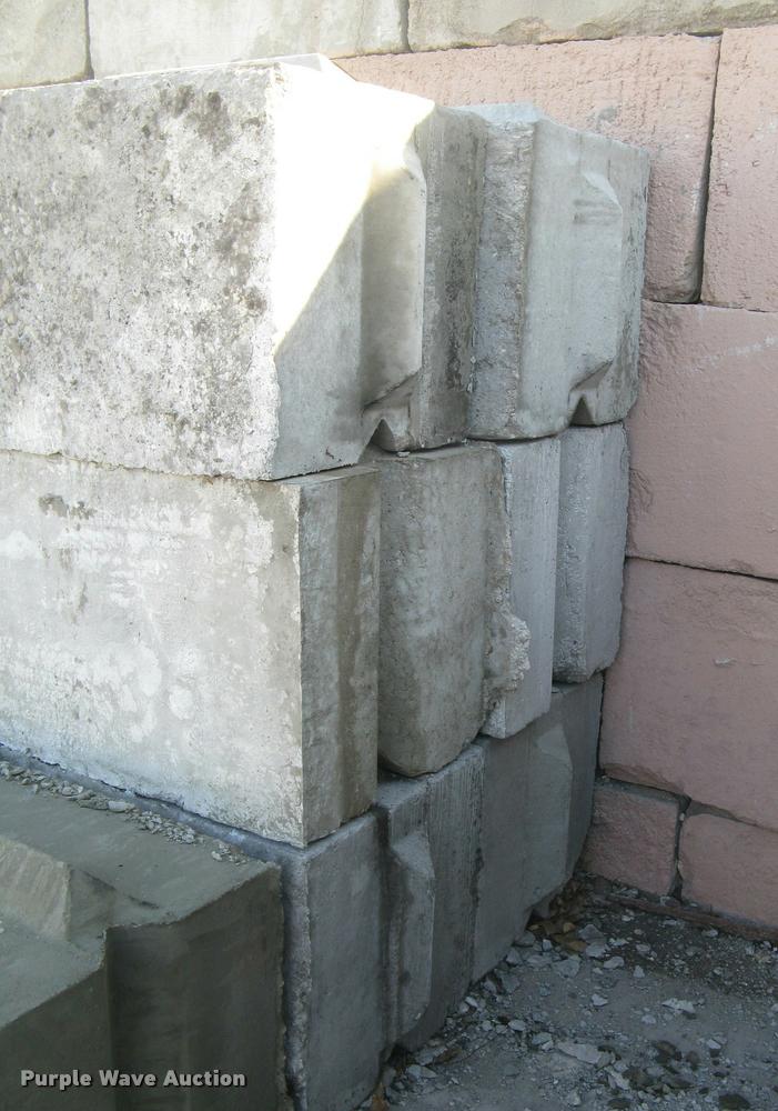 image for item G1489 (16) concrete edge bunker block
