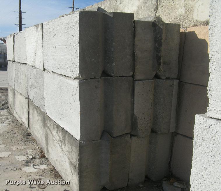 image for item G1494 (24) concrete edge bunker block
