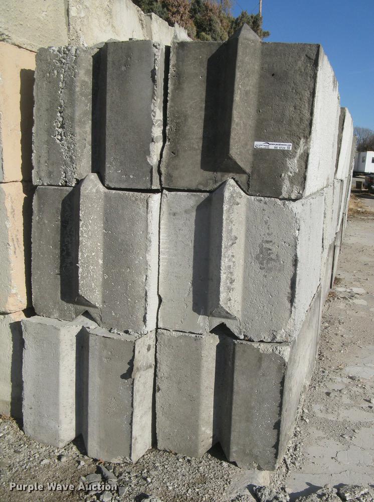 image for item G1494 (24) concrete edge bunker block