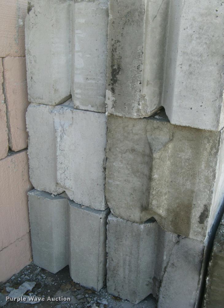 image for item G1497 (16) concrete edge bunker block