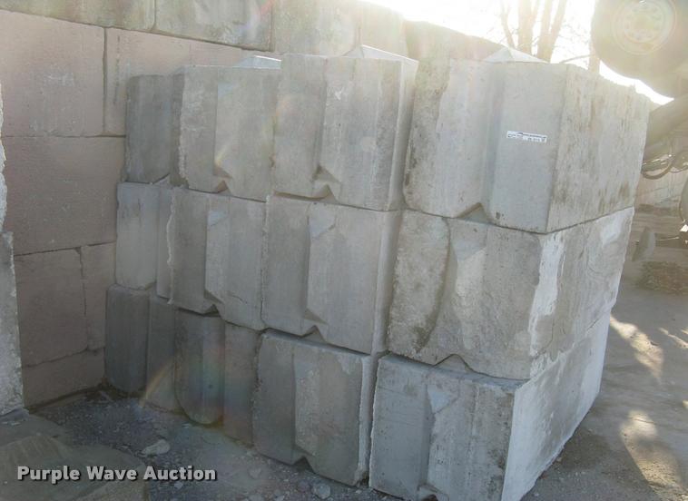 image for item G1497 (16) concrete edge bunker block