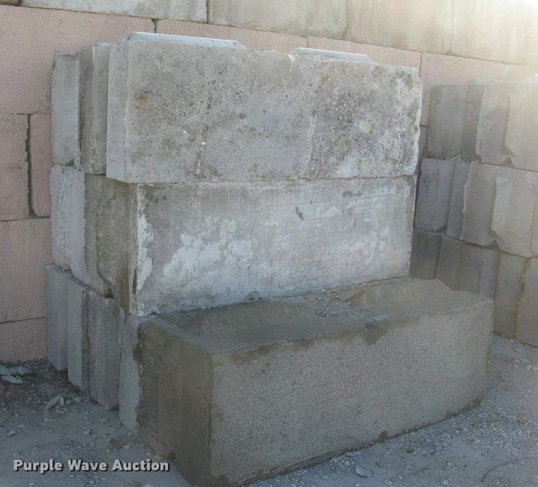 image for item G1498 (16) concrete edge bunker block