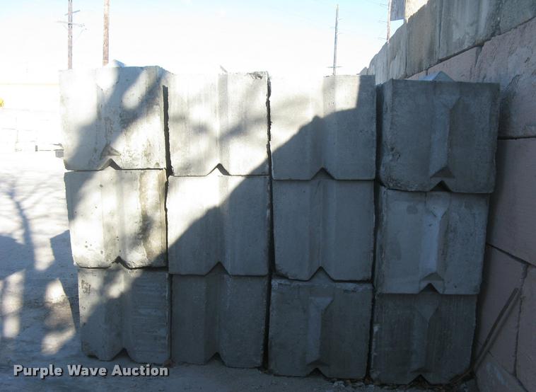 image for item G1498 (16) concrete edge bunker block