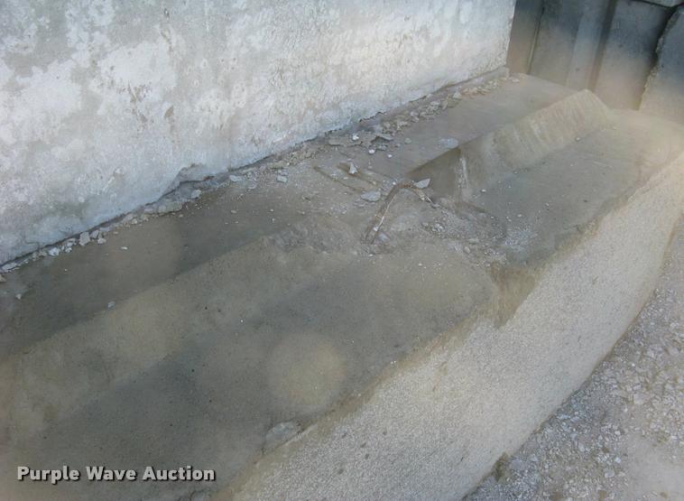 image for item G1499 (16) concrete edge bunker block