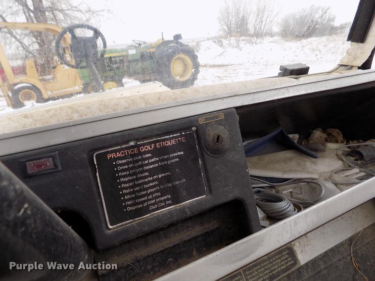 image for item DE0439 Club Car golf cart