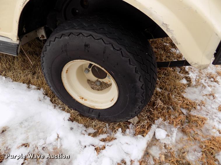 image for item DE0439 Club Car golf cart