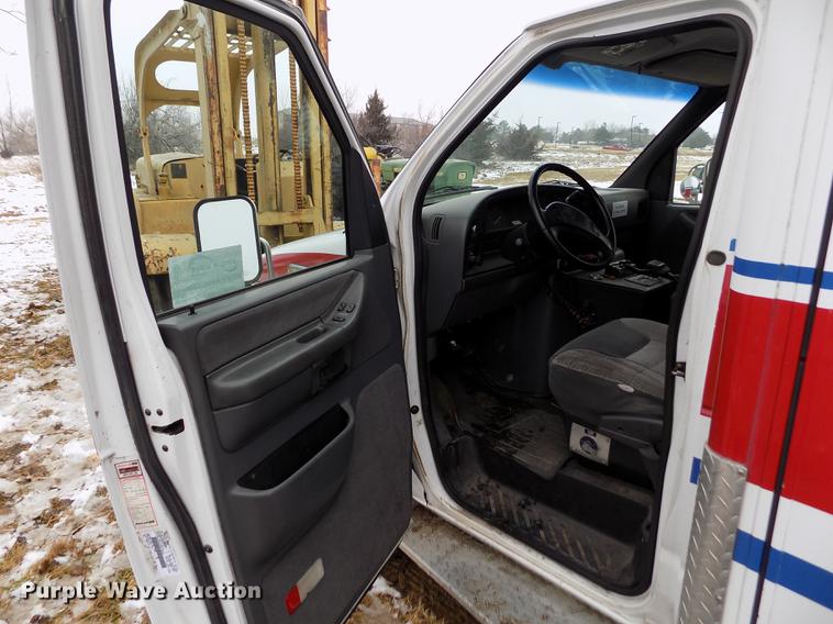 image for item DE0447 1995 Ford Econoline E350 ambulance