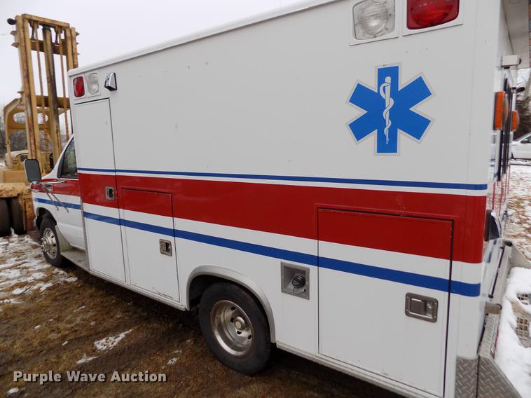 image for item DE0447 1995 Ford Econoline E350 ambulance
