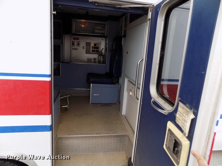 image for item DE0447 1995 Ford Econoline E350 ambulance