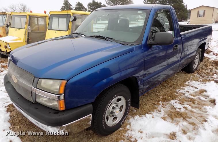 image for item DE0448 2004 Chevrolet Silverado 1500 pickup truck