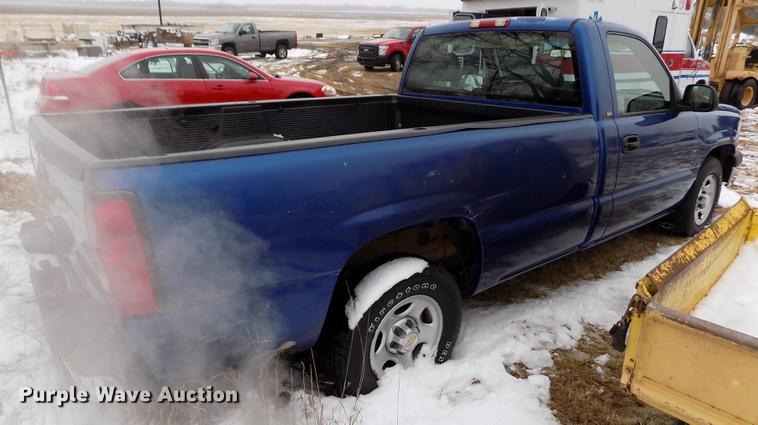 image for item DE0448 2004 Chevrolet Silverado 1500 pickup truck