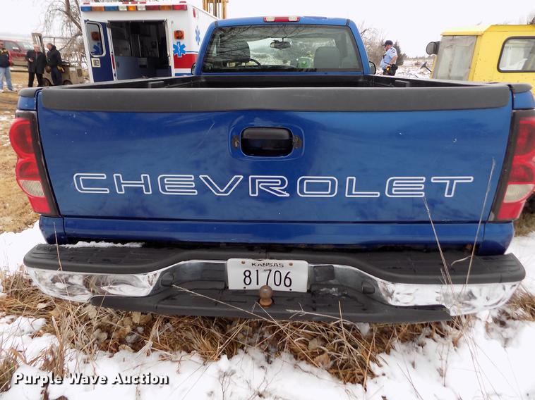 image for item DE0448 2004 Chevrolet Silverado 1500 pickup truck