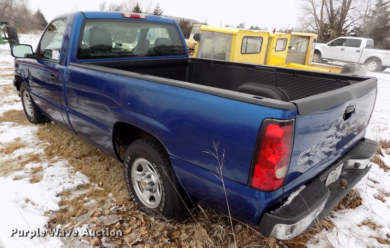 image for item DE0448 2004 Chevrolet Silverado 1500 pickup truck