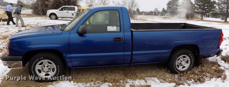 image for item DE0448 2004 Chevrolet Silverado 1500 pickup truck