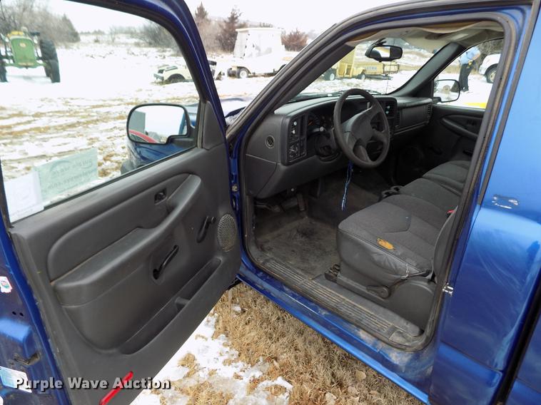 image for item DE0448 2004 Chevrolet Silverado 1500 pickup truck