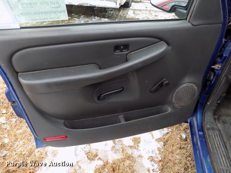 image for item DE0448 2004 Chevrolet Silverado 1500 pickup truck