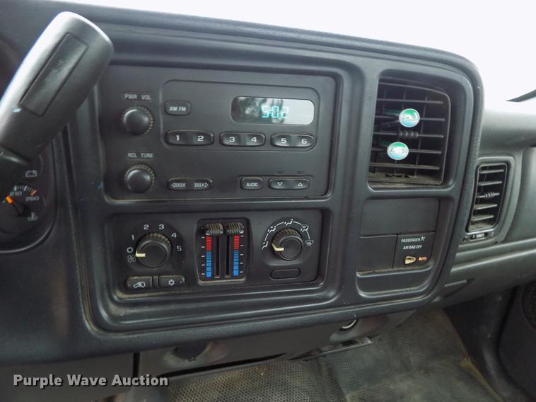 image for item DE0448 2004 Chevrolet Silverado 1500 pickup truck