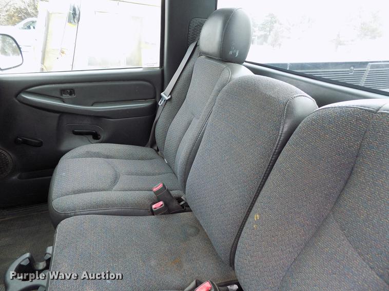 image for item DE0448 2004 Chevrolet Silverado 1500 pickup truck