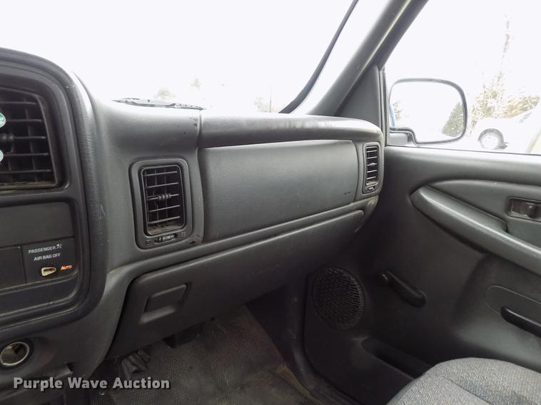 image for item DE0448 2004 Chevrolet Silverado 1500 pickup truck